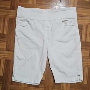 GLORIA VANDERBILT sliimming effect pull-on shorts